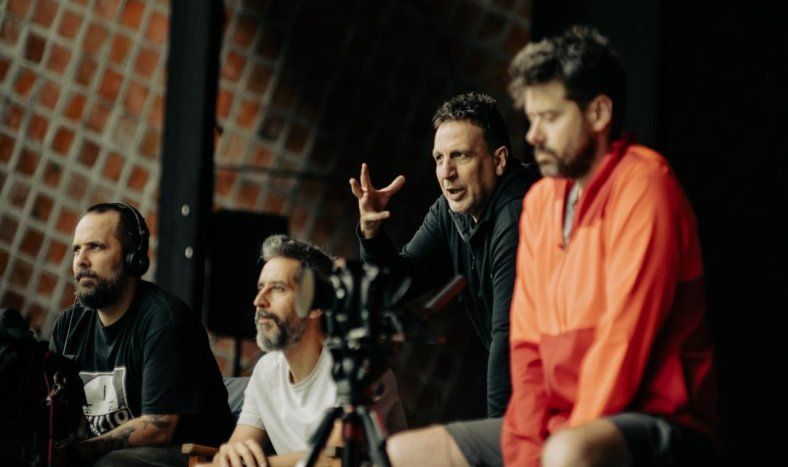 El cineasta Federico Lemos (segundo desde la derecha) durante la filmación de Emoción a cielo abierto.