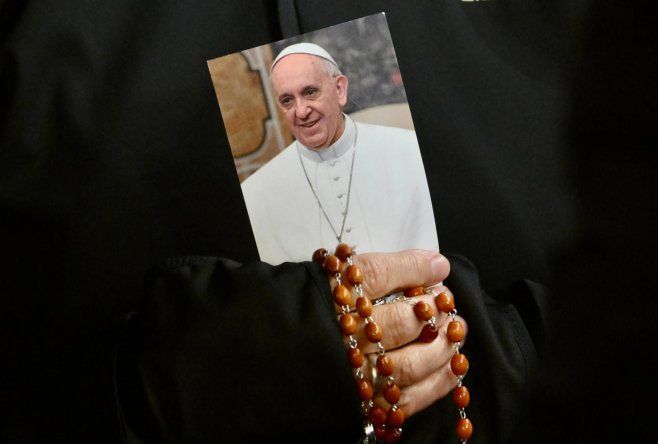 Rezo del rosario por el Papa Francisco en la Plaza de San Pedro.