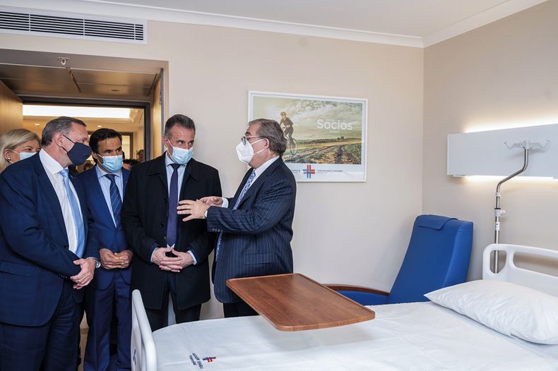 El secretario de Presidencia Álvaro Delgado, el presidente de la Asociación Española Fernando García, el ministro de Salud Pública Daniel Salinas y el gerente general de la mutualista Julio Martínez