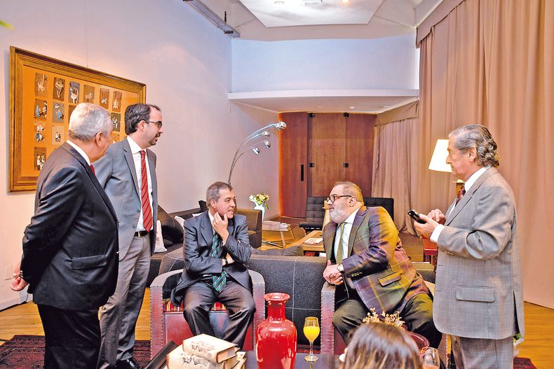 Rodríguez Villamil, Andrés Danza y Paolillo conversan con el periodista argentino Jorge Lanata, invitado al ciclo de charlas Personalidades, organizado por el semanario en 2015.