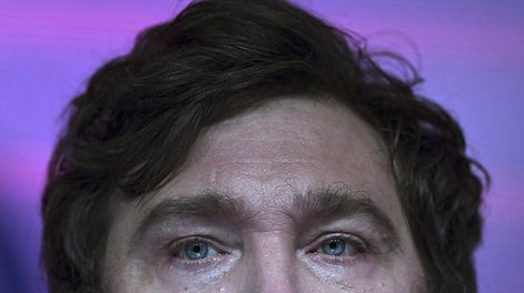 Javier Milei durante un discurso previo a las internas argentinas. Foto: AFP