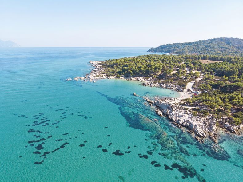 Plathiena,conocida por suscomodidades yservicios, una playapreciosa en la islade Milos, Grecia.&nbsp;