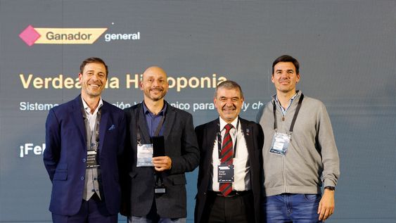 Socio principal de PwC Uruguay Richard Moreira, director general de VerdeaguaHidroponia Sebastián Figuerón, decano de la FCEA Jorge Xavier y MarceloLanfranconi, de Verdeagua Hidroponia empresa premiada en la categoría general Socio principal de PwC Uruguay Richard Moreira, director general de VerdeaguaHidroponia Sebastián Figuerón, decano de la FCEA Jorge Xavier y MarceloLanfranconi, de Verdeagua Hidroponia empresa premiada en la categoría general