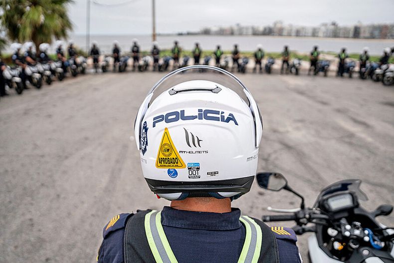 Entrega de nueva flota de vehículos a la Policía Nacional, realizada en enero en Montevideo. Foto: Mauricio Zina / adhocFOTOS