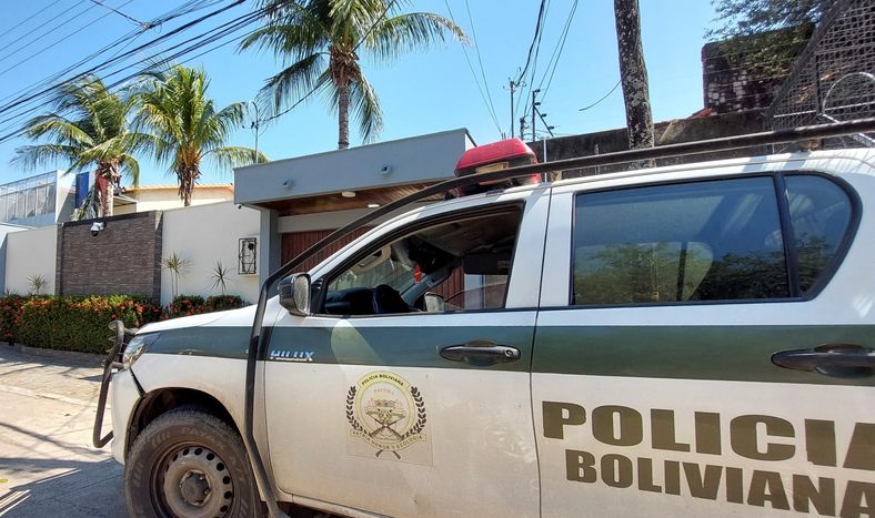 Una camioneta de la Policía de Bolivia frente a la casa de Santa Cruz de la Sierra, de la cual Marset escapó en julio de 2023.