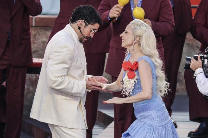 Bad Bunny (izq.) y Lady Gaga se presentan durante el espectáculo de medio tiempo del Super Bowl LX de Apple Music en el Levis Stadium de Santa Clara, California, el 8 de febrero de 2026.