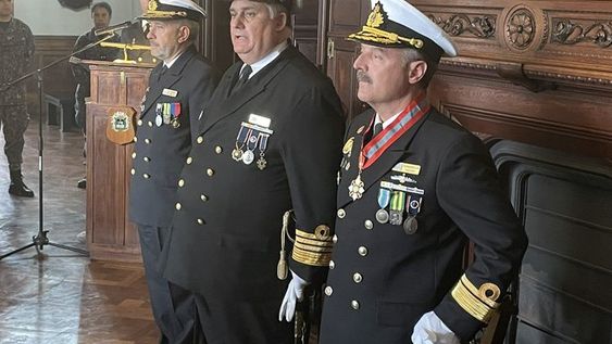 El comandante en jefe de la Armada, Jorge Wilson (al centro) junto al contralmirante Otto Gossweiler (derecha)