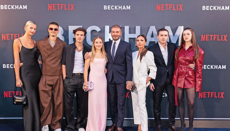 Mia Regan con Romeo, Cruz, Harper, David y Victoria Beckham, y Brooklyn y Nicola Peltz Beckham, en la première del documental en el Curzon Mayfair Cinema de Londres. Foto: Netflix