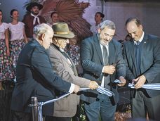 El director de Exposiciones de la ARU Rodrigo Granja, ministro de Ganadería Alfredo Fratti, intendente de Montevideo Mario Bergara y presidente de la ARU Rafael Ferber.