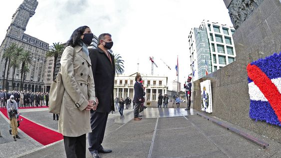 Azucena Arbeleche y Daniel Salinas, ministros de Economía y Salud. Foto: Presidencia. Azucena Arbeleche y Daniel Salinas, ministros de Economía y Salud. Foto: Presidencia.