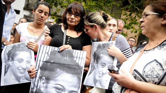 Beatriz Olivera (madre de Valeria) en una marcha en homenaje a Valeria Sosa el 2 de febrero de 2017. Foto: Javier Calvelo / adhocFOTOS