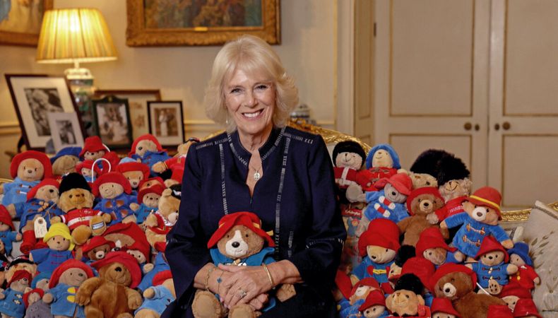 La reina camilla poso´ en el Morning room de clarence House con una multitud de osos de peluche a 64 an~os de la publicacio´n del primer libro de Paddington.