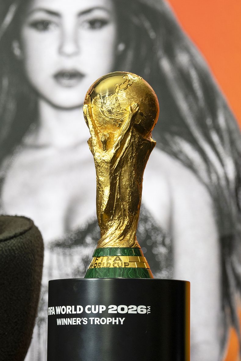 El trofeo de la Copa Mundial de la FIFA 2026 en la presentación de los artistas que participarán en el espectáculo de la final en Nueva York (Estados Unidos), entre ellos la colombiana Shakira.