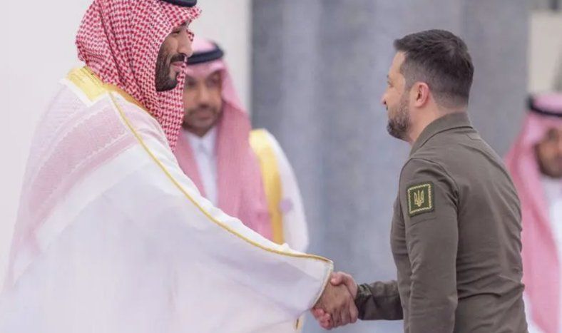 Mohammed Bin Salman saluda a Volodimir Zelenski.