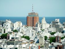 Intendencia de Montevideo vista desde la Torre de las Telecomunicaciones. Intendencia de Montevideo vista desde la Torre de las Telecomunicaciones.