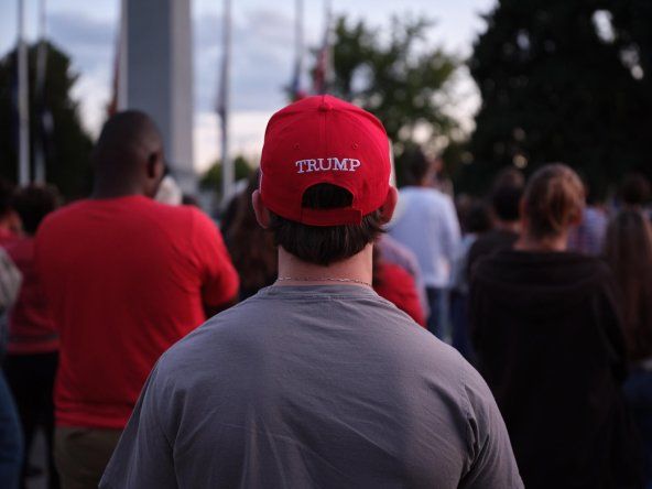 Un joven lleva una gorra de Trump mientras asiste a una vigilia en honor al activista político conservador asesinado Charlie Kirk durante un evento en Provo, Utah, EE. UU., el 12 de setiembre de 2025.