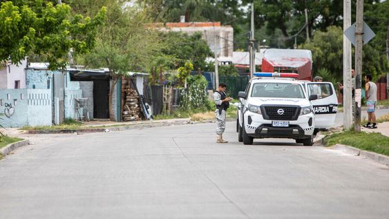 Operativo policial en el barrio Villa Española en Montevideo. Foto: Mauricio Zina, adhocFOTOS
