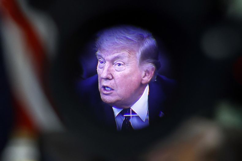 Donald Trump habla con los medios de comunicación en el Despacho Oval de la Casa Blanca, el 23 de abril de 2026.