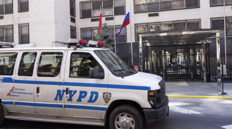 Archivo: una furgoneta del Departamento de Policía de Nueva York pasa frente al edificio que alberga la Misión de Rusia ante las Naciones Unidas el 26 de marzo de 2018 en Nueva York.