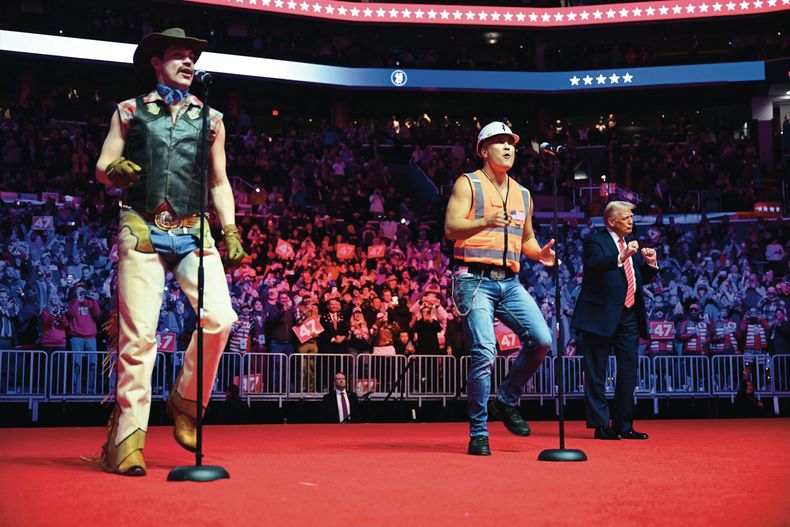 La banda The Village People interpretó su canción más conocida, YMCA, rodeando al presidente Donald Trump, quien se limitó a acompañar el ritmo con un leve movimiento de brazos