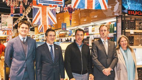 Vicejefe de Misión de la Embajada de Italia Francesco Brunetti, embajador de España Javier Salido Ortiz, gerente general de Tienda Inglesa Juan Manuel Parada, embajador británico Malcolm Green y encargada de Negocios de la Embajada de Alemania Verena Frick.