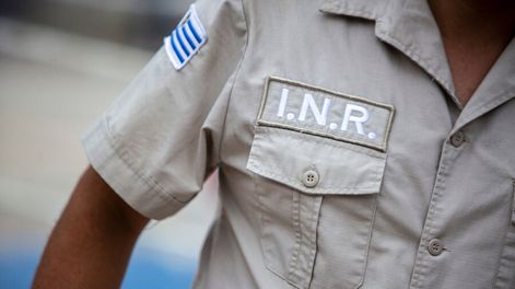 Operador penitenciario en la Cárcel de Santiago Vázquez, ex-Comcar. Foto: Mauricio Zina / adhocFOTOS