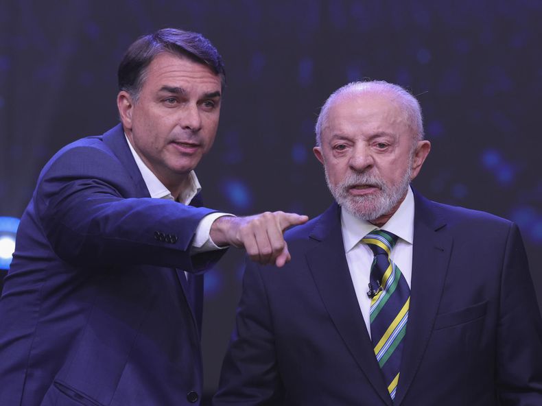 El presidente de Brasil y candidato a la reelección, Luiz Inácio Lula da Silva (d), y el opositor Flávio Bolsonaro, participan en el primer debate de cara a la segunda vuelta de las elecciones presidenciales.