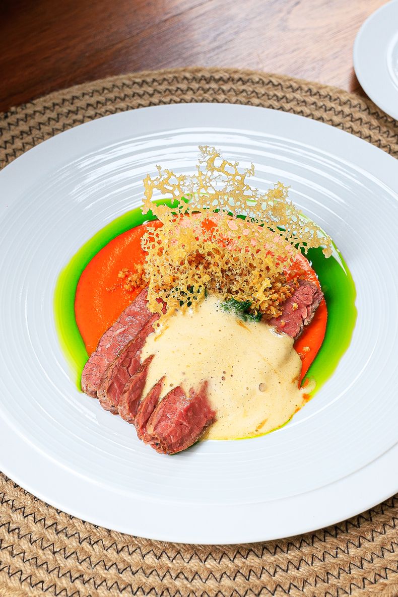 Bife de vacío con puré de morrón rojo.