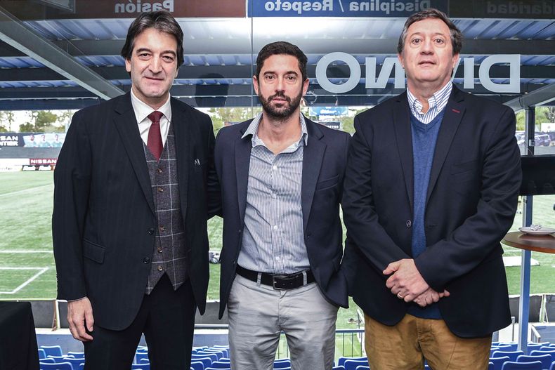 Subsecretario nacional del Deporte Pablo Ferrari, gerente comercial de Nissan Nicolás Felgueroso y presidente de la Unión de Rugby del Uruguay Santiago Slinger