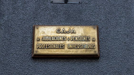 Edificio de la Caja de Jubilaciones y Pensiones de Profesionales Universitarios en el barrio Centro de Montevideo. Foto: Mauricio Zina / adhocFOTOS