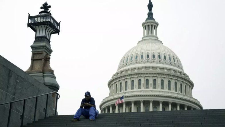 Un miembro del personal se sienta en las escaleras cerca del Capitolio en Washington, 30 de setiembre de 2025.&nbsp;