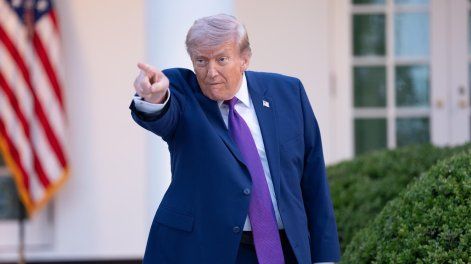 Donald Trump gesticula durante una cena con líderes de las fuerzas del orden, para celebrar el inicio de la Semana Nacional de la Policía, en el Jardín de las Rosas de la Casa Blanca en Washington, D.C., EE. UU., 11 de mayo de 2026.
