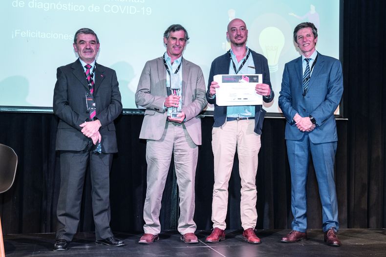 Presidente del jurado del Premio Innovación Jorge Xavier y socio principal de PwC Uruguay Omar Cabral rodean a los representantes de la empresa ganadora ATGen, Fabricio Sarlos y Juan Andrés Abin