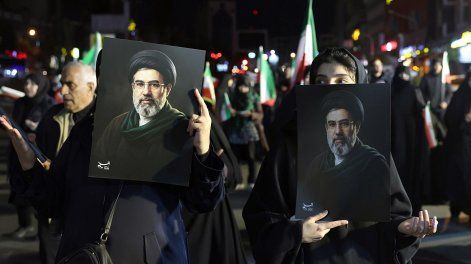 Ciudadanos iraníes portan carteles del nuevo líder supremo iraní, Mojtaba Khamenei, durante una manifestación en apoyo a las fuerzas armadas, en Teherán, Irán, el 25 de marzo de 2026.&nbsp;