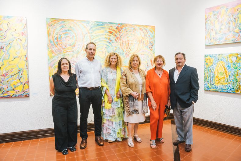 Curadora y productora general de la muestra Georgina Gil, embajador de la Unión Europea en Uruguay Petros Mavromichalis, artista plástica Daphne Anastassiou, embajadora del Arte Consciente Serrana Prunell, directora del Museo Ralli Diana Saiegh y productor de la muestra Andrés Castro.