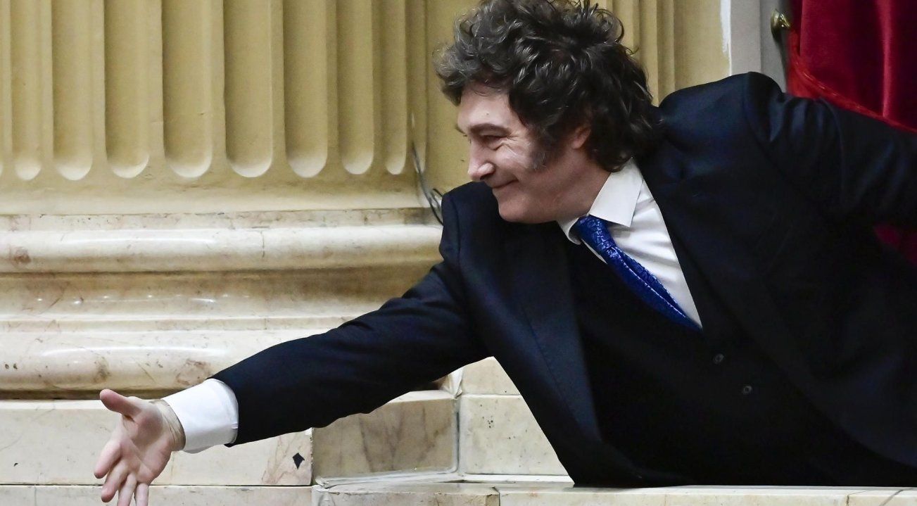 Javier Milei saluda en la Cámara de Diputados durante el informe de gestión del jefe de Gabinete, Manuel Adorni, el 29 de abril de 2026 en Buenos Aires.