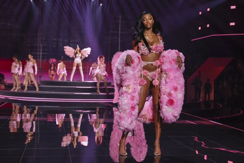 Angel Reese es jugadora profesional de básquetbol en la WNBA (Chicago Sky) y una de las figuras emergentes más mediáticas del deporte estadounidense.