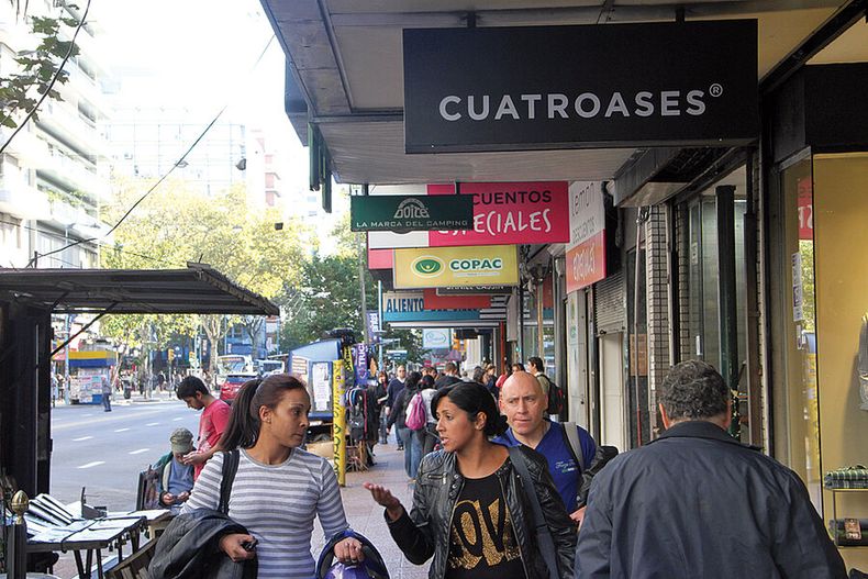 imagen de Intendencia quiere “transformar” 18 de Julio con menos publicidad, más luces y nuevos diseños para puestos de venta callejera