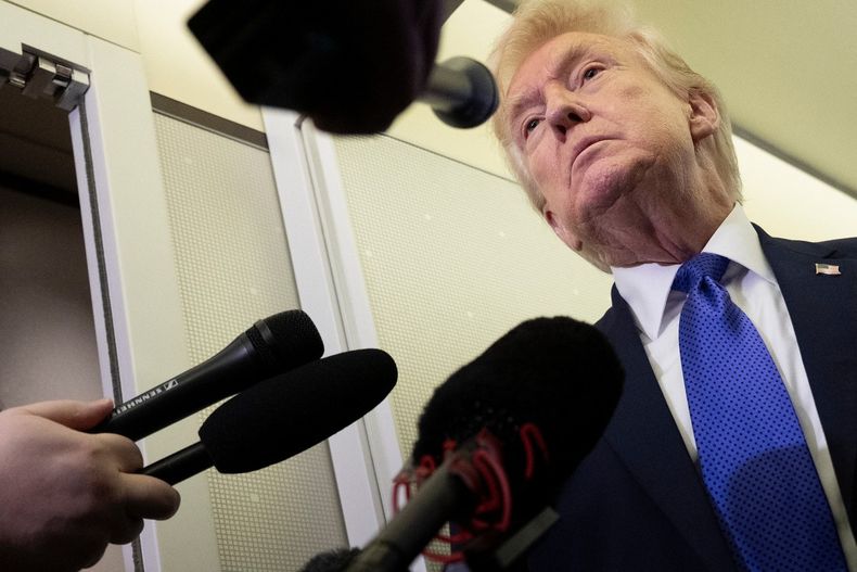 El presidente de Estados Unidos, Donald Trump, habla con periodistas a bordo del Air Force One camino al Aeropuerto Internacional de Palm Beach el 6 de febrero de 2026.