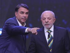 El presidente de Brasil y candidato a la reelección, Luiz Inácio Lula da Silva (d), y el opositor Flávio Bolsonaro, participan en el primer debate de cara a la segunda vuelta de las elecciones presidenciales.