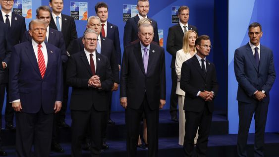 El presidente del Gobierno español, Pedro Sánchez (d); el presidente estadounidense, Donald Trump (i); el turco, Recep Tayyip Erdoan (c); y la primera ministra italiana, Giorgia Meloni (3d), entre otros líderes, posan en la foto de familia de la cumbre de la OTAN que se celebra este miércoles en La Haya, Países Bajos El presidente del Gobierno español, Pedro Sánchez (d); el presidente estadounidense, Donald Trump (i); el turco, Recep Tayyip Erdoan (c); y la primera ministra italiana, Giorgia Meloni (3d), entre otros líderes, posan en la foto de familia de la cumbre de la OTAN que se celebra este miércoles en La Haya, Países Bajos