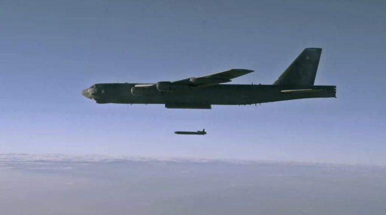 Un misil de crucero AGM-86B desarmado es lanzado desde un bombardero B-52H Stratofortress sobre el campo de pruebas y entrenamiento de Utah durante una misión del Programa de Evaluación de Sistemas de Armas Nucleares el 22 de setiembre de 2014.