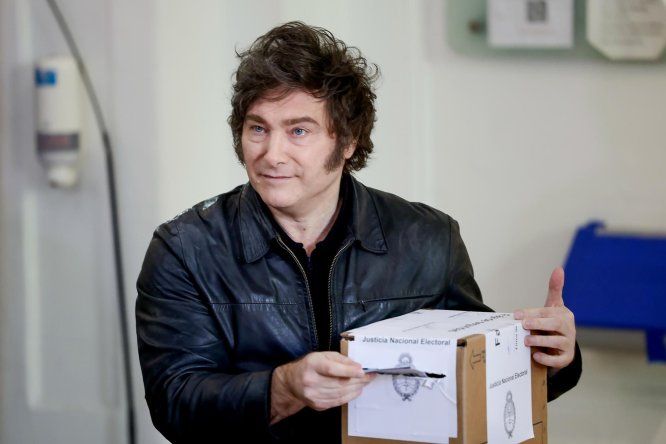 Javier Milei vota en la Universidad Tecnológica Nacional, en Buenos Aires.