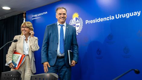 Cristina Lustemberg y Yamandú Orsi en el edificio de Presidencia, marzo 2025