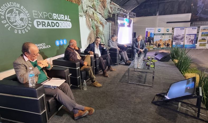Malcuori, De Izaguirre, Uriarte, Irigoyen y Ferber en la conferencia realizada en la Expo Rural del Prado &nbsp;