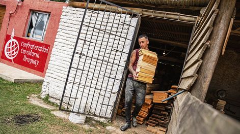Búsqueda | Un exrecluso traslada tablas de madera en una de las chacras de la ONG Vida Nueva . Foto: Mauricio Zina, adhocFOTOS