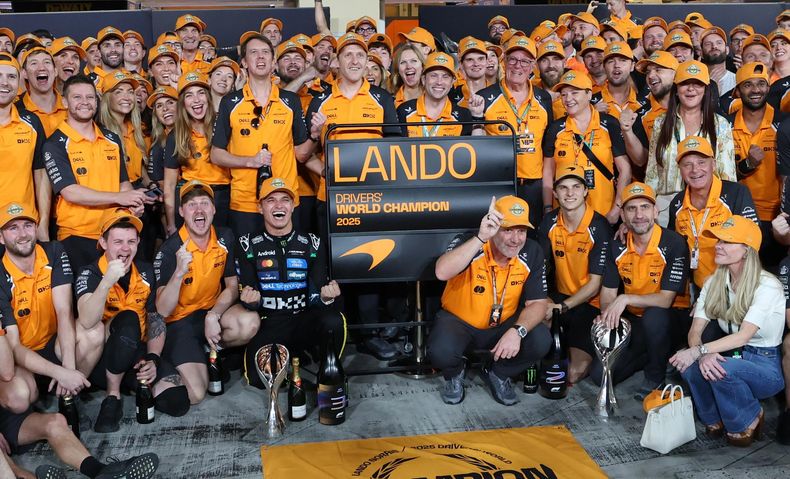 Lando Norris posa con el equipo McLaren para la foto después de ganar el campeonato mundial de pilotos de Fórmula 1 de 2025.