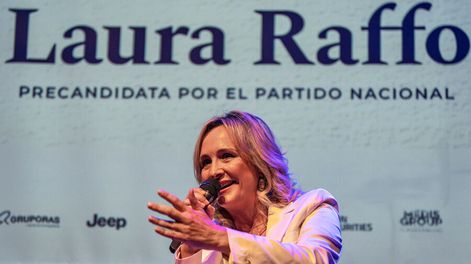 La precandidata por el Partido Nacional, Laura Raffo, entrevistada en el ciclo de Desayunos Candidatos de Búsqueda. Foto: Mauricio Zina, adhocFOTOS