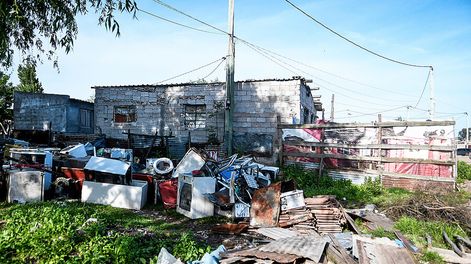 Casi 17% de los hogares pobres según el INE vive en asentamientos. Foto: Javier Calvelo, adhocFOTOS