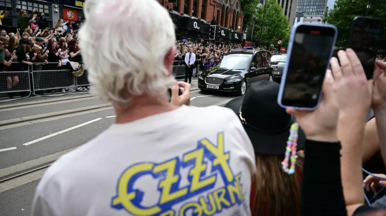 La procesión fúnebre de Ozzy Osbourne siguió una ruta planificada con la familia del rockero a través de la ciudad inglesa